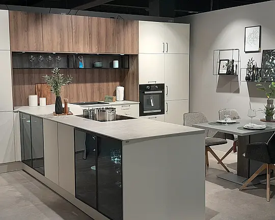 Großzügig ausgestattete Einbauküche in T-Form mit Keramik-Arbeitsplatte - Biella Magnolia Satin