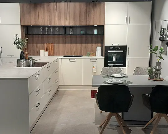 Großzügig gestaltete Einbauküche in T-Form mit hochwertiger Keramik-Arbeitsplatte - Biella Magnolia Satin
