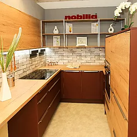 Nobilia Küche in Rostrot mit Geräte von Neff