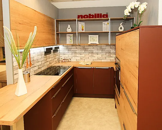 Nobilia Küche in Rostrot mit Geräte von Neff - Easytouch - Lacklaminat Rostrot ultramatt