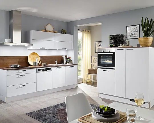 Klassische Küchenzeile in polarweiß glänzend mit Demihochschränken - Werbeküche 4763