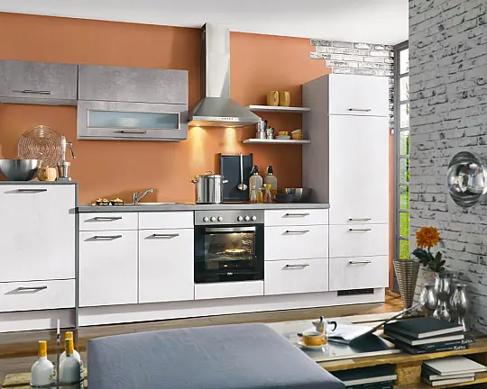 Stilvolle und komplett ausgestattete Küchenblock-Lösung, die modernes Beton-Design mit harmonischen Akzenten verbindet. - Burger Celine 132 Concrete White