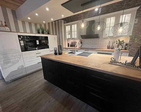 Moderne Landhausküche in Schwarz & Weiß - Sylt
