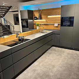 Repräsentative Lack-Küche mit Miele-Vollausstattung und Edelstahl-Arbeitsplatte