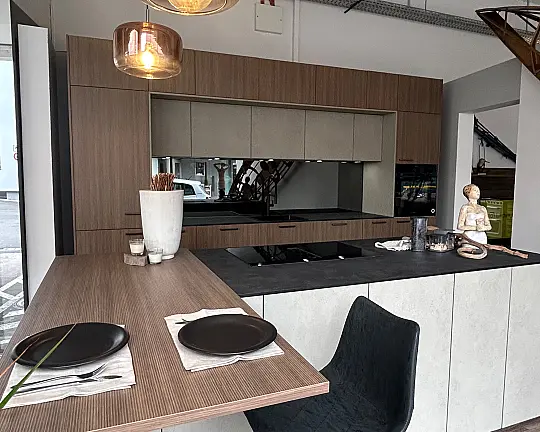 Designküche in Beton Kieselgrau mit Rillenoptik-Eiche – Stil trifft Funktion - Kiruna