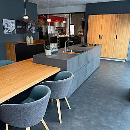 Große next125-Wohnküche mit exclusiver Miele-Geräteausstattung, Regalwand, Sideboard und Eßtisch mit 4 Stühlen