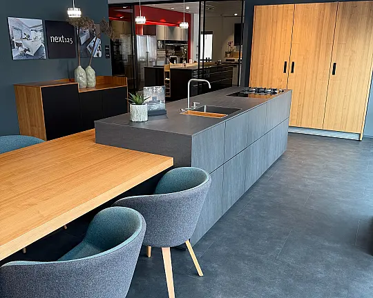 Große next125-Wohnküche mit exclusiver Miele-Geräteausstattung, Regalwand, Sideboard und Eßtisch mit 4 Stühlen - NX960 Ceramic