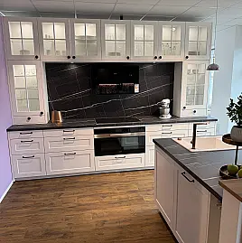 Moderner Landhauslook in weiß mit MIELE-Geräten und Villeroy&Boch-Keramikspüle (3,55 m + 2,60 x 1,40 m)