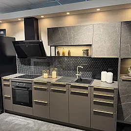 Moderne Küchenzeile in Havannabraun Mattlack und Marmor Scuro (3,30 m)