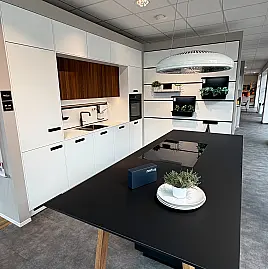 next125-Küche mit Kochtisch und hochwertiger MIELE-Geräteausstattung (3,05 + 2,40 m)