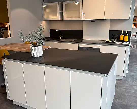 Zeitlose Grifflos-Küche mit Keramik-Arbeitsplatten, Massivholz-Tresen, hochwertige MIELE-Ausstattung mit Side-by-Side-Kühler (2,65 m + 1,75 m + 2,10 m) - GALA kristallgrau Hochglanz Lack