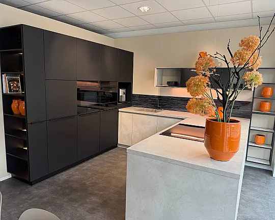 Moderne U-Küche mit Kochinsel und SIEMENS-studioLine-Vollausstattung (275 x 320 x 275 cm) - ELBA Schiefer sand / AVOLA Eiche onyxschwarz