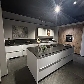 Elegante Küche mit Kochinsel, hochwertiger Quarzkomposit Arbeitsplatte + Zugangstür zu HWR
