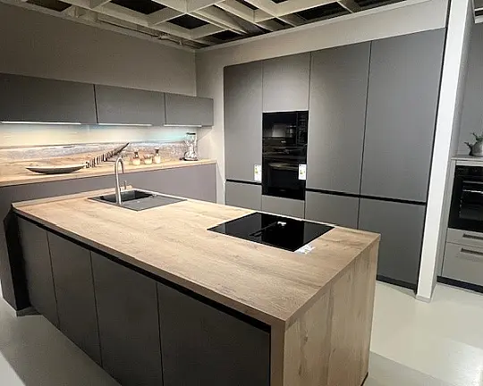 Moderne Zweizeilenküche in Grau - Riva - Filiale Nienburg -