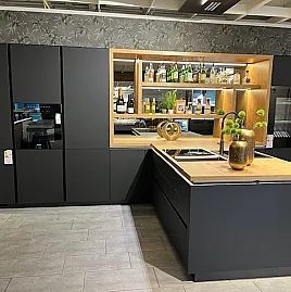 Schwarz matte Küche mit Spiegelrückwand