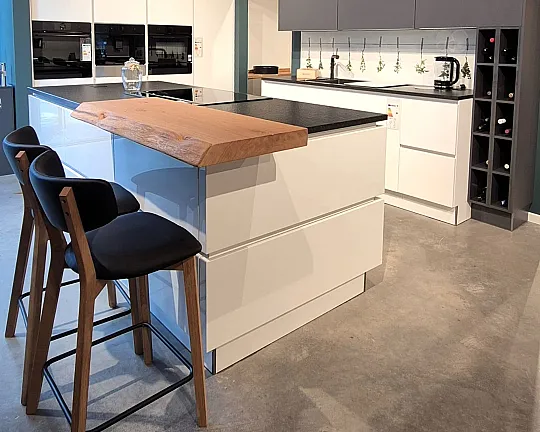 Küche in kristallweißem Hochglanzlack mit Natursteinarbeitsplatte - AV 4030-GL