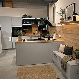 Landhausküche in perlgrau mit Sitzbank und viel Stauraum