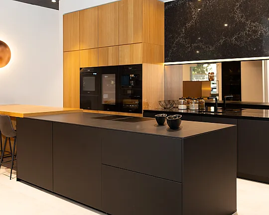 Eine hochwertige Inselküche mit High-End Miele Geräten - NX660 Eiche furniert