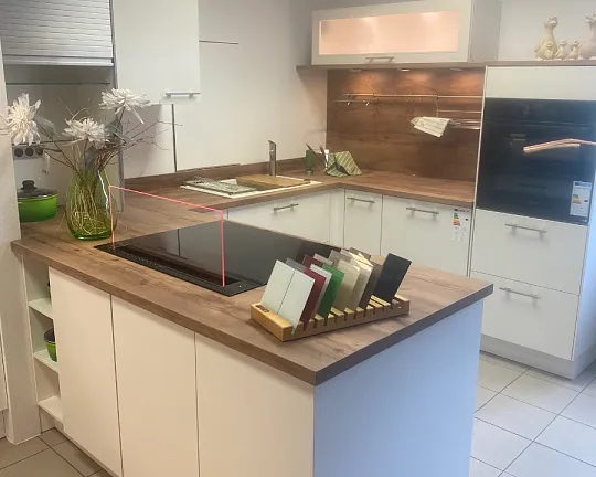 Einbauküche Laser - Magnolie Küche mit einer Arbeitsplatte in Taxus Nachbildung