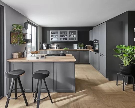 Große graue Küche bietet stilvolle Gemütlichkeit - Nordic