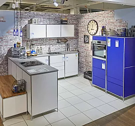 Musterküche: Stengel Steel Concept Moderne Küche in blau-weiß