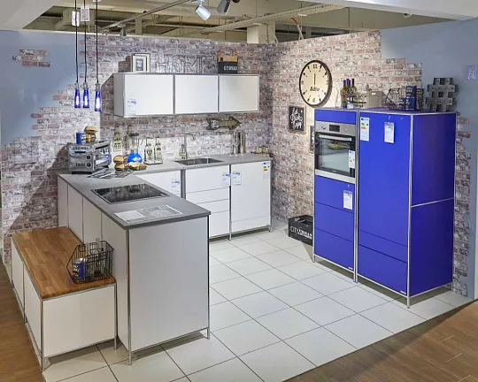 Kleine Stahlküche - Moderne Küche in blau-weiß