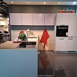 Moderne T-Küche mit wohnlicher Halbinsel, eleganten Hängeschränken in Lavendel und stilvollem Ansetztisch