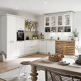 Landhaus L-Küche mit Fronten in Lacklaminat Weiß