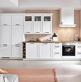 062603 - Moderne Landhausküche mit Fronten in Lacklaminat, Holzstruktur weiß/ Arbeitsplatte in Balkaneiche Nachbildung