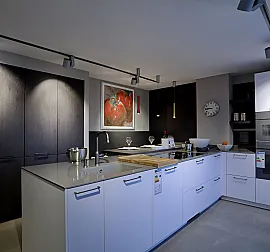 Schlichte weiße Küche mit Quarzstein Arbeitsplatte und schwarz gebürsteten Griffen, mit Theke 50mm, Naturstein APL, Backofen sowie Dampfgarer- Super reduziert, wir brauchen Platz!