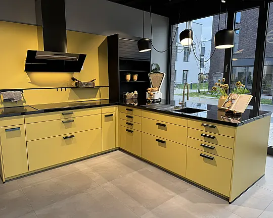 Fronten in Individuallack, Naturstein „Star Galaxy“ (poliert) + Miele Gerätepaket & berbel Dunstabzug – inkl. hochgebautem GSP - Statement-Küche in Mattlack Gelb