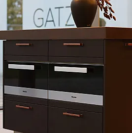 Moderne Mattlack Ausstellungsküche mit hochwertiger Geräteausstattung und Dekton Arbeitsplatte
