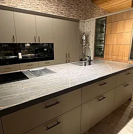 Kombination aus Fango & Rosso Nussbaum mit dunkler Keramik-Arbeitsplatte