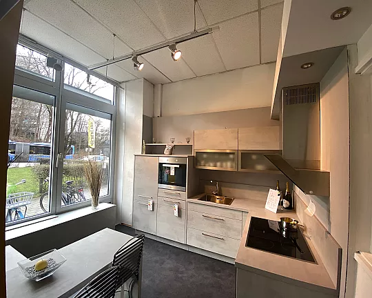Schöne moderne  Beton Dekor Wohnküche mit Essplatz - Riwa  Beton grau
