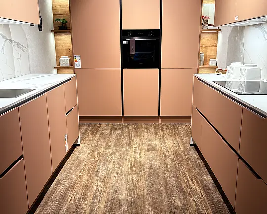 Nobilia Musterküche in Koralle matt - Musterküche Nobilia Koralle matt mit Siemens-Geräten & Cuciniale Induktionskochfeld