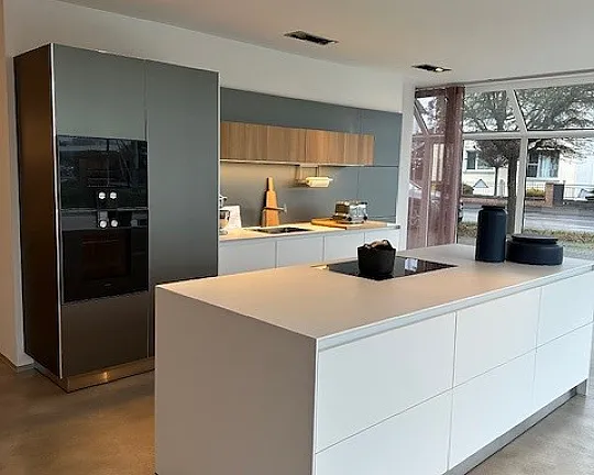 Pure Ästhetik - B3 Monobloc Nussbaum + Laminat alpinweiss + Aluminium grau