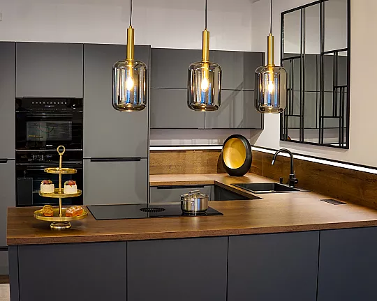 Moderne U-Küche mit stilvollen Griffschienen - Systemat AV 2135 PerfectSense Graphit / Alteiche Cognac