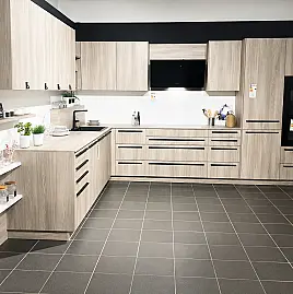 Großzügige L-Küche in Esche Nordic Optik
