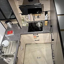 Kleine Single-Küche mit modernen Grautönen