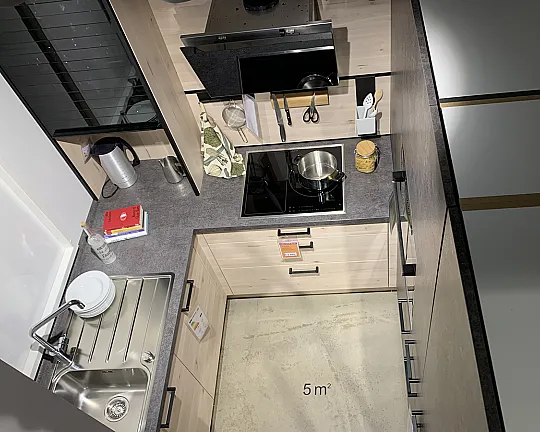 Kleine Single-Küche mit modernen Grautönen - LIM