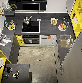 Clevere Mini-Küche mit freundlicher Farbgebung