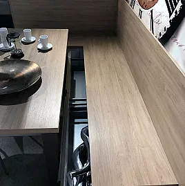 Traumküche puristische Küche in Weiß Grau Holz Design mit Griffleisten