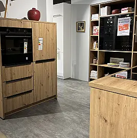 Hochwertige Musterküche mit viel Stauraum