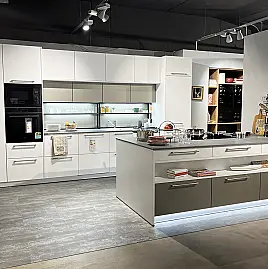 Freundliche Inselküche mit Keramik-Arbeitsplatte