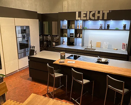 Luxusküche / Designerküche  mit gespachtelten Fronten - Concrete in Frontfarbe anthrazit 192 brasilia & champagner 188 dakar