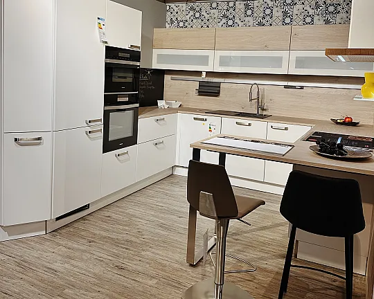 schöne G-Küche in Weiß und Asteiche Natur - SOFT LACK S19