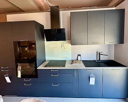 bauformat Sonderpreis für Abholung. Bauformart Baku in 251 Black blue · Stilvolle Küche in Black-Blue seidenmatt mit feinen Bügelgriff in gold Optik