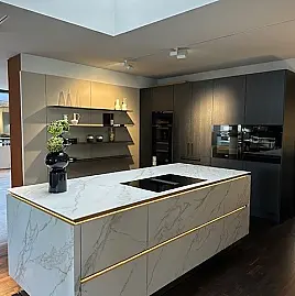 Küche mit Insel + Back Kitchen