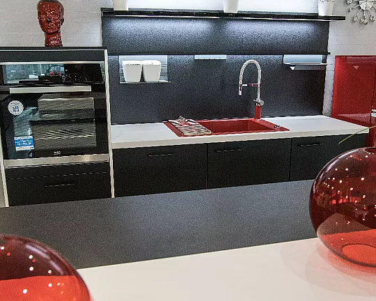 Küche mit schönem Farbzusammenspiel - Touch  Lacklaminat schwarz