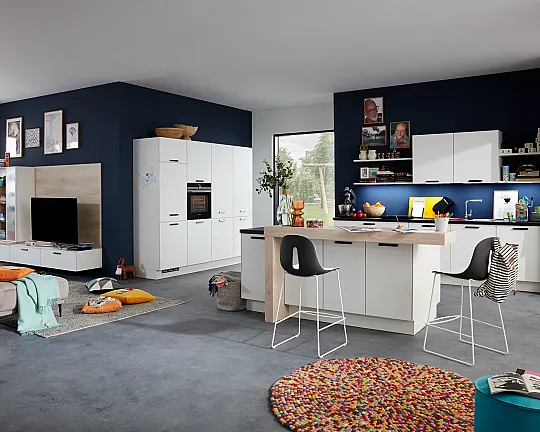 Freundliche Familienküche mit Bosch-Geräten - Speed Weiß matt